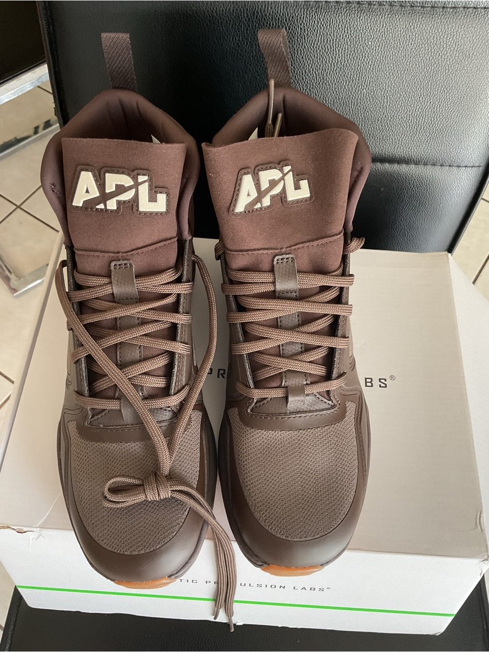 APL Men's techloom defender  High-Top Athletic Sneakers. Size 8